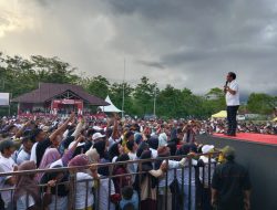 Masyarakat Konsel Padati Kampanye Akbar Pasangan Hero Di Lapangan Sepak Bola Palangga