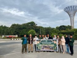 Mahasiswa IAI Rawa Aopa Berbagi Takjil di Bundaran Konawe Selatan